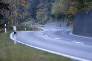 Die Sihlbruggstrasse zwischen Sihlbrugg und Neuheim soll im Sommer für 2 Wochen lang komplett gesperrt werden. (Bild: Stefan Kaiser / ZZ)