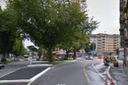 Die Bundesstrasse Richtung Bundesplatz wird künftig nur noch einspurig geführt (Mitte), dafür gibt es eine durchgehende Fahrbahn Richtung Langensandbrücke (rechts). Vom Bundesplatz Richtung Bundesstrasse wird der Verkehr künftig wieder zweispurig geführt (links). (Bild: Google Maps)