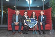 Sie fühlen sich wie viele andere auch mit der LZ-Weihnachtsaktion eng verbunden (von links): Christoph Schillig (Präsident Landrat Uri), Vroni Thalmann (Präsidentin Kantonsrat Luzern), Manuela Weichelt-Picard (Frau Landammann Zug) und Hans Schmid (Verwaltungsratspräsident Schmid-Gruppe). (Bilder: Roger Grütter (14. November 2017))