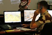 Kontrollzentrum einer französischen Militärbasis mit unbekanntem Standort, die Operationen gegen den IS überwacht. (Bild: Keystone)