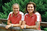 Lara Dickenmann (links) und Ramona Bachmann einen Tag vor ihrer Abreise in die Niederlande. (Bild: Walter Bieri/Keystone (Bad Zurzach, 13. Juli 2017))