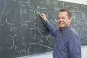 Formeln bestimmen sein Leben: Hans Peter Beck (50), Physiker mit Wurzeln in Weggis, arbeitet seit 1997 am Cern, der Europäischen Organisation für Kernforschung. (Bild: Philipp Zinniker)
