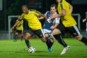 V.l.n.r.: Der Emmenbrückner Magnum Paulino im Zweikampf mit dem Luzerner Valon Morina. (Bild: Dominik Wunderli / Neue LZ)