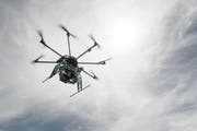 Eine Drohne des Typs Octocopter trägt eine Spiegelreflexkamera. Im Februar 2016 wurde bekannt, dass die Gemeinde Horw mit Drohnen Luftaufnahmen von den Grundstücken am Seeufer erstellen liess. (Bild: Christian Beutler / Keystone)