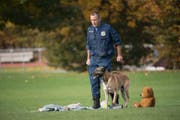 Das Siegerteam der zugerischen Polizeihundeprüfung: Daniel Kamer mit Lennox von der Guldenburg. (Bild: Zuger Polizei)