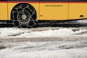 Jahrelang hat Postauto zu hohe Preise verlangt, auch weil es an Wettbewerb mangelt. (Bild: Gabriele Putzu/Keystone (Bellinzona, 12. Dezember 2017))