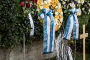 «Danke Friedel, Dein Meisterteam» und «Ein letzter Gruss, FC Schalke 04» steht auf den blau-weissen Schleifen des Trauerflors. (Bild: Nadia Schärli (Horw, 27. November 2017))