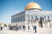 Johann Schneider-Ammann vor dem Felsendom auf dem Tempelberg in Jerusalem. (Bild: ANTHONY ANEX (KEYSTONE))