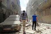 Syrer untersuchen die Trümmer nach einem Luftangriff auf die von Rebellen gehaltene Ortschaft Kalasa in Aleppo. (Bild: EPA / Zouhir al Shimale)