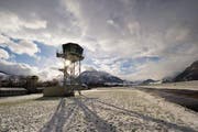 Der neue Tower auf dem Flugplatz Buochs. Im Hintergrund sein fast 50-jähriger Vorgänger. (Bild: Keystone/Sigi Tischler)
