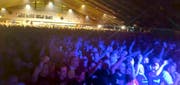 Bis zu 6000 Neonazis waren am Samstagabend in der Tennishalle in Unterwasser.Bild: Antifa Bern