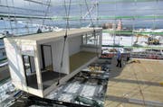 Montage der Holzmodule für das Provisorium der Kantonsschule Menzingen. (Bild: PD)