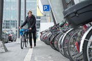 Die Suche nach einem freien Veloabstellplatz am Bahnhof ist oft schwierig. Nun sollen Lösungen her. (Bild Dominik Wunderli)