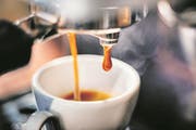 Im vergangenen Jahr tranken Schweizerinnen und Schweizer im Schnitt 1093 Tassen Kaffee pro Person. (Bild: Getty)