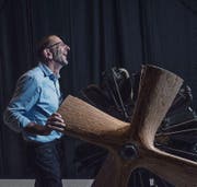 Walter Troxler mit einem fast 100-jährigen Flugzeugmotor, der aus einem Museum stammt. (Bild: Nadia Schärli (Inwil, 20. April 2017))