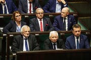 epa06385124 Members of the ruling Law and Justice Party (L-R) Ryszard Terlecki, Jaroslaw Kaczynski and Mariusz Blaszczak listen to the speech a new Polish Prime Minister Mateusz Morawiecki during the Polish Sejm's plenary session in Warsaw, Poland, 12 December 2017. The Sejm is to vote on Morawiecki's cabinet. EPA/Tomasz Gzell POLAND OUT (Bild: Tomasz Gzell (EPA/PAP) / Keystone (10.1.2018))