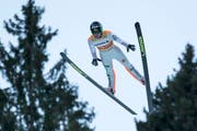 Egalisiert mit dem allerletzten Sprung auf der alten Titlis-Schanze noch den Rekord: der Slowene Peter Prevc. (Bild: Keystone / Alexandra Wey)