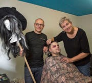Werner Frey (links), Yves Frey und Claudia Amstutz bei der Vorbereitung auf eine Aufführung. (Bild: Dominik Wunderli (Triengen, 2. Dezember 2017))