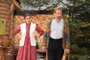 Daniela Kaufmann und Xaver Arnold als Geschwister Amacher im Stück «D Junggselle-Stüür». Bild: Yvonne Imbach (Schlierbach, 17. November 2016)