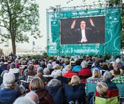 Auch die Live-Übertragung auf dem Inseli war gut besucht: Auf der Leinwand dirigiert Riccardo Chailly das Eröffnungskonzert. (Bild: Lucerne Festival/Patrick Hürlimann)