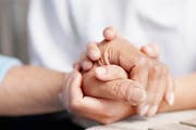 Beistand in schwierigen Stunden: Die Freiwilligen der ökumenischen Notfallseelsorge/Care-Team des Kantons Luzern haben viel zu tun. (Bild: Getty)