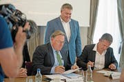 Bruno H. Schöpfer (Bürgenstock-Resort, links) und Stefan Schulthess (SGV) beim Unterzeichnen des Vertrags, der die künftige Zusammenarbeit zwischen den beiden Partnern regelt. (Bild: Corinne Glanzmann (Bürgenstock, 21. Juni 2017))