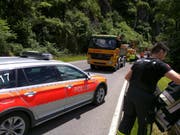 Ein Brocken von der Grösse eines Autos landete auf der Strasse. (Bild: Geri Holdener / Bote der Urschweiz)