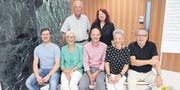 Gewinner und Künstler auf einem der vier Bänkli. PD (Bild: PD)