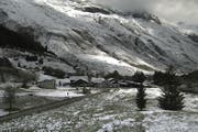 Es schneite weit herunter, hier bei Realp am Furkapass. (Bild Webcam www.dieselcrew.ch)