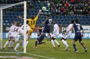 In der 1. Runde des Schweizer Cups trifft der FC Luzern auf Servette. Im Bild: Luzerns Philipp Muntwiler (Mitte) gegen Servettes Torhüter Joao Barroca bei der Super League Partie im Jahr 2013 in der Swissporarena Luzern. (Bild: Philipp Schmidli)