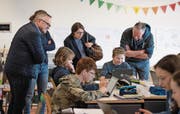 Politiker auf Schulbesuch: Der Surseer Stadtrat Bruno Bucher (links) und Kantonsrat Andreas Hofer. (Bild: Corinne Glanzmann (Sursee, 15. März 2018))