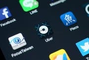 Der Fahrdienst Uber wird auch im Kanton Zug aktiv. (Symbolbild) (Bild: EPA)