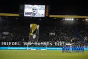 Fans und Spieler nahmen am Samstagabend kurz vor 19 Uhr vor dem Anpfiff des Heimspiels gegen den FC Basel Abschied von Friedel Rausch. (Bild: Philipp Schmidli (Luzern, 25. November 2017))