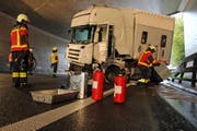 Die Feuerwehr sicherte den Lastwagen... (Bild: Freiwillige Feuerwehr Zug)