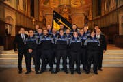 Die Polizisten bei der Feier in Flüelen. (Bild: pd)