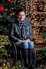 Manuela Schär beim Besuch des Weihnachtsmarktes auf dem Luzerner Franziskanerplatz. Der Lichterglanz und die stimmungsvolle Musik gefallen ihr. (Bild Roger Grütter)