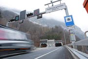 Vor der südlichen Einfahrt in den Seelisbergtunnel. (Bild: Philipp Schmidli)