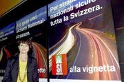 Bundesrätin Doris Leuthard posiert bei der CVP-Delegiertenversammlung vom 26. Oktober vor einem Plakat "Ja zur Vignette". (Bild: Karl Mathis / Keystone)