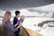 Zwei Besucher testen die neue Tablet-App – und ihr eigenes Wissen. (Bild: PD)