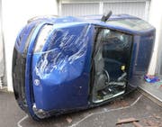 Das Auto blieb nach dem Sturzt auf der Seite liegen. (Bild: Luzerner Polizei)