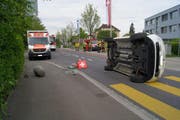 Die Unfallstelle auf der Blickensdorferstrasse in Steinhausen. (Bild: Zuger Polizei)
