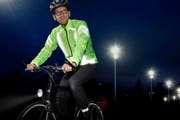 Vorbildlich gekleidet: Velofahrer, ausgerüstet mit Reflektoren. (Bild: PD)
