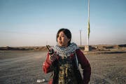 Die kurdische Kommandantin spricht in ein Funkgerät, nachdem ihre Truppen die syrische Ortschaft Tal Samin vom IS befreit haben. (Bild: Getty (24. November 2016))