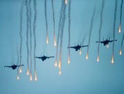 Muskelspiele: russische Kampfflugzeuge während des Manövers Sapad 2017. (Bild: Tatiana Zenkovich/EPA (Borissow, 20. September 2017))