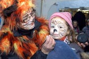 Alisha aus Seewen ist jetzt schon gans fasnachtsverrückt und lässt sich gerne schminken. (Bild Daniela Bellandi/Neue SZ)