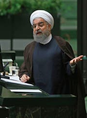 Hassan Rohani wählt bei seiner Parlamentsrede deutliche Worte. (Bild: Vahid Salemi/AP (Teheran, 15. August 2017))