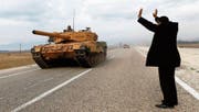 Türkische Panzer passieren die Grenze zwischen der Türkei und Syrien. (Bild: Sedat Suna/EPA (Hatay, 21. Januar 2018))