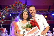 Die glückliche Rosenkönigin Silvia Hediger mit OK-Präsident Markus Wolfisberg. (Bild: pd / tilllate.com)