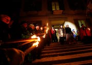 Mit grossem «Tamtam» werden der Ehrenbadjöggel Beat Iten und die Narrenmutter Tania Bassing auf dem Dorfplatz in Unterägeri gefeiert. (Bild Stefan Kaiser/Neue ZZ)