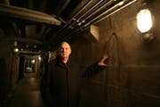 Karl Weilenmann bei einem Rundgang in der Festung Fürigen. (Bild Chris Iseli/Neue LZ)